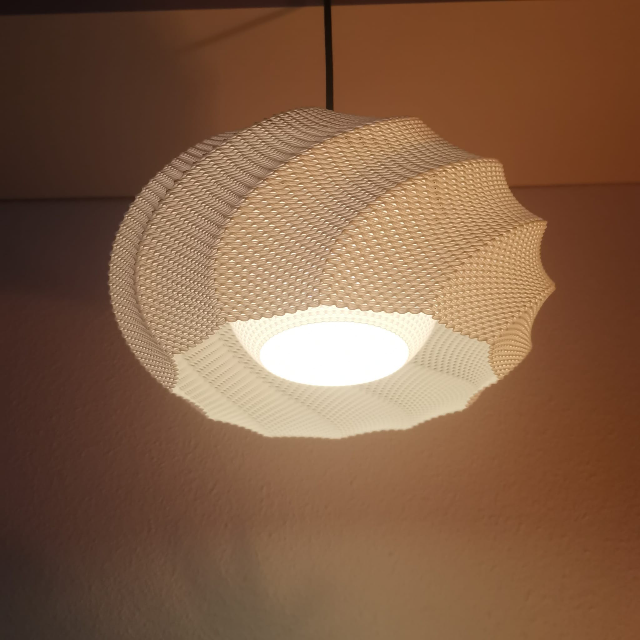 Lámpara Twist Glow | Diseño escultórico impreso en 3D con iluminación cálida y sostenible-3